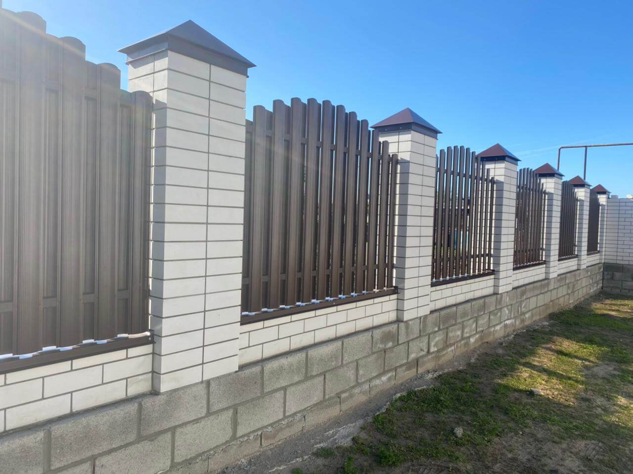 zabor-iz-shtaketnika-ral8017-shokolad-foto1 в Полевском