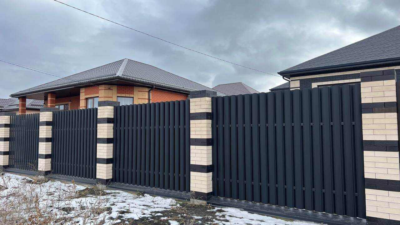 Забор из металлического штакетника RAL9005 Черный МАТТЕ в Полевском