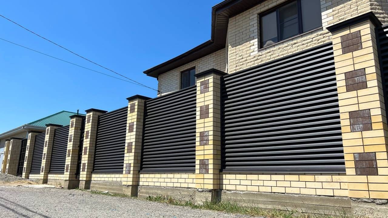 Забор-жалюзи 45м RAL8019 Темный Шоколад матовый в Полевском