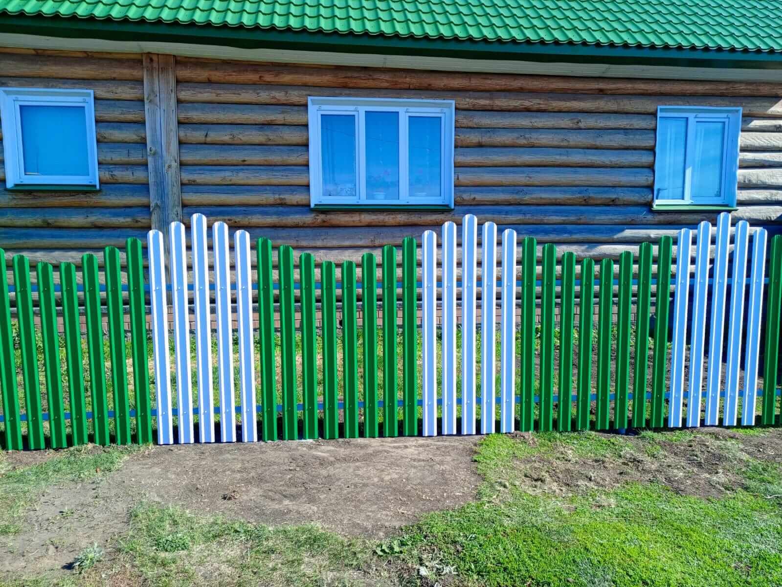 Забор из штакетника 18м в двух цветах RAL9003 Белый + RAL6029 Зеленая Мята в Полевском