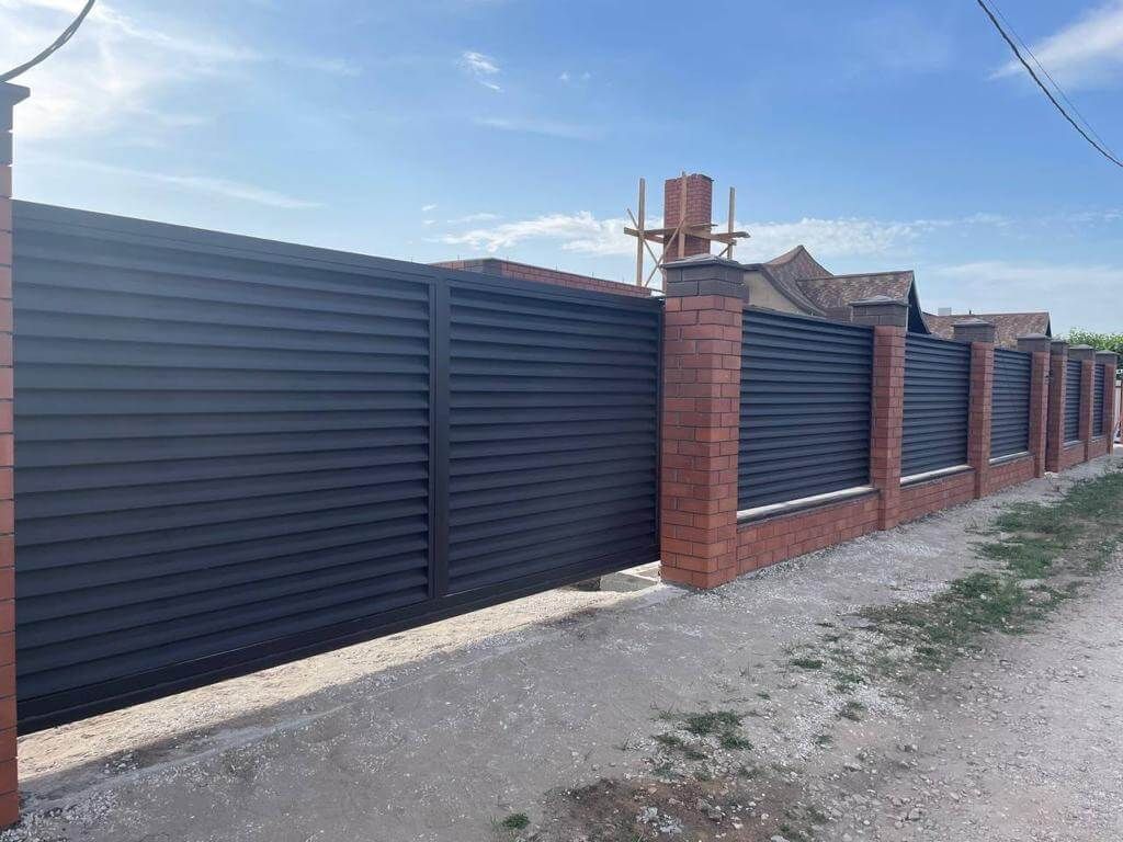 Забор из ламелей еврожалюзи 21м RAL8019/8019 Темный Шоколад МАТТЕ двухсторонний в Полевском
