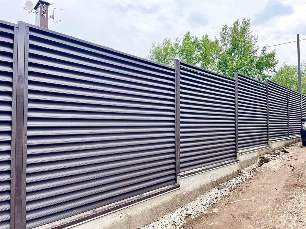 Забор-жалюзи с ламелями еврожалюзи 29м RAL8019/8019 Темный Шоколад МАТТЕ двухсторонний в Полевском