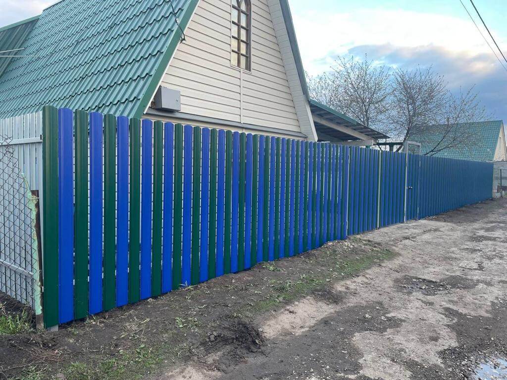 Забор из штакетника двух цветов 16м RAL6005 Зеленый Мох + RAL5002 Синий Ультрамарин фото 2 в Полевском