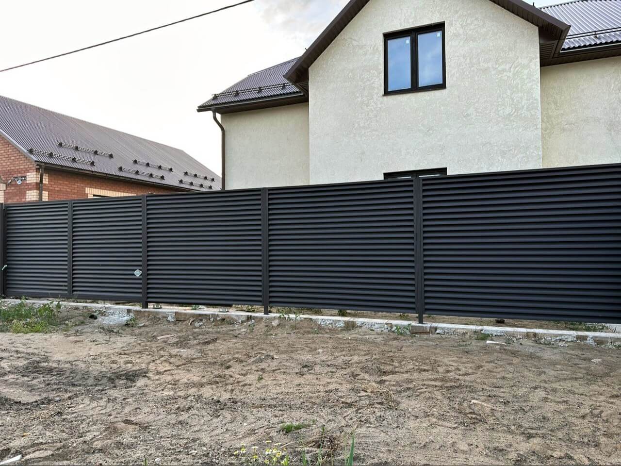 Забор с ламелями еврожалюзи 18м RAL8019/8019 Темный Шоколад МАТТЕ двусторонний фото 1 в Полевском