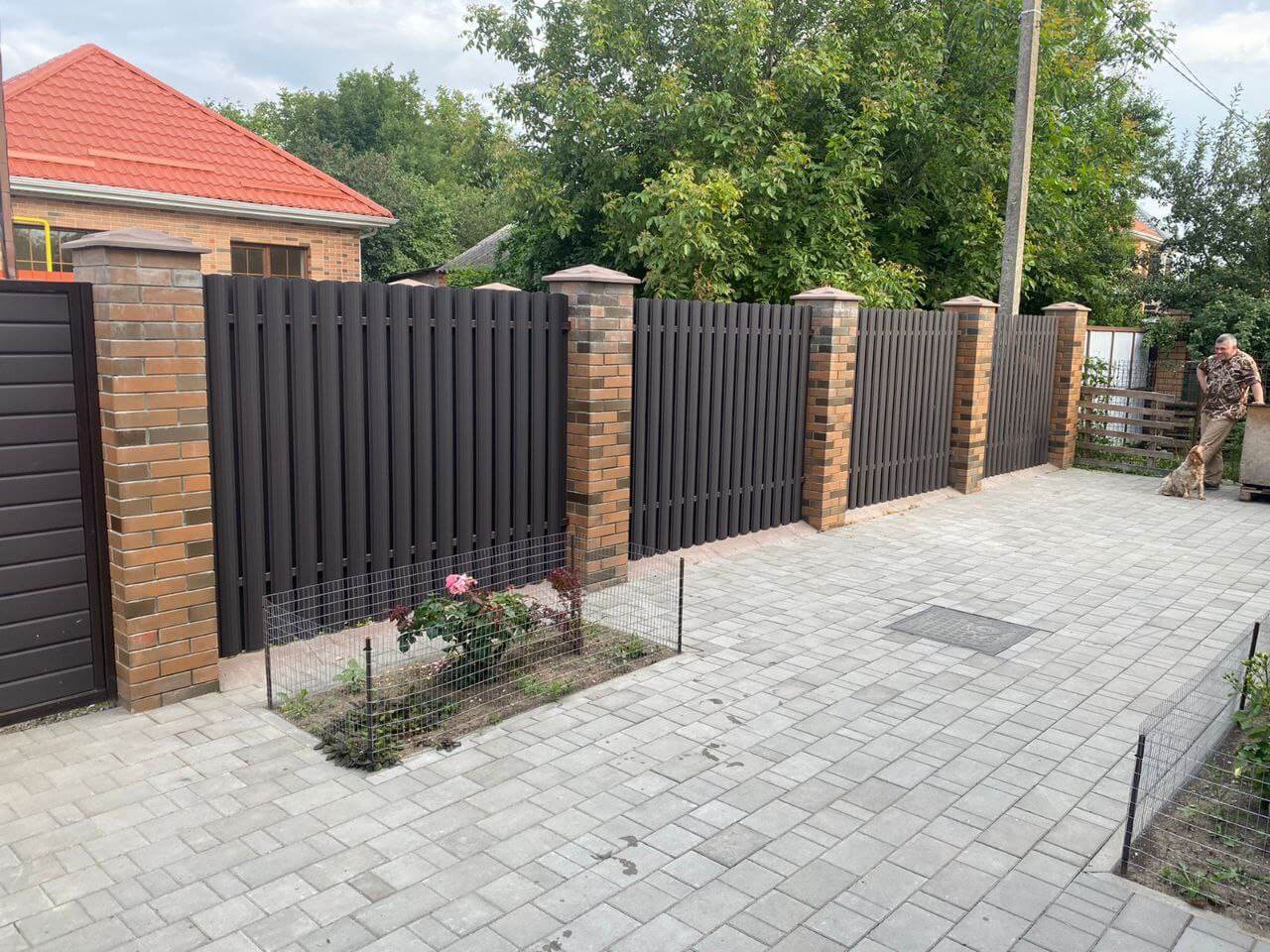Забор из штакетника полукруглого 22м RAL8019 Темный Шоколад МАТТЕ фото 3 в Полевском