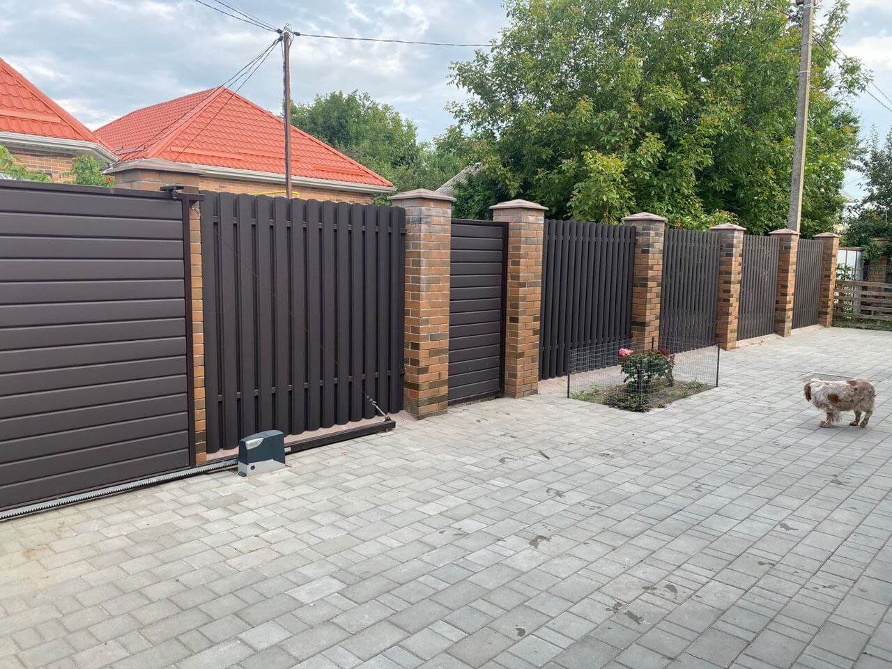 Забор из штакетника полукруглого 22м RAL8019 Темный Шоколад МАТТЕ фото 2 в Полевском