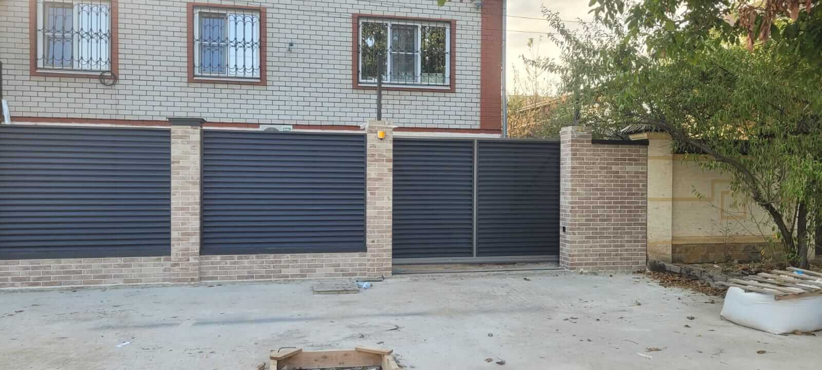Забор-жалюзи с ламелями ЭКО-Z US усиленные 20м RAL7024/7024 Серый Графит двусторонний МАТТЕ фото 2 в Полевском