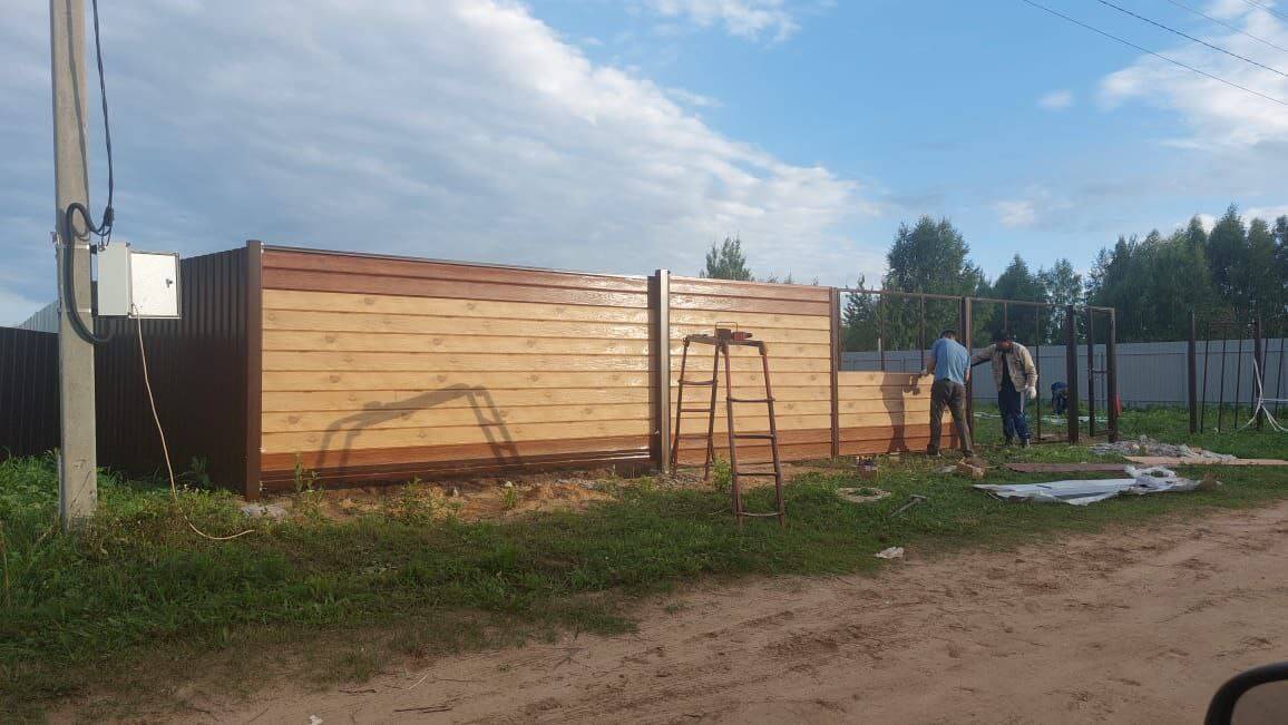 Забор из металлосайдинга Евро-Брус 34м Клен Светлый (SteelArt) + Темное Дерево (Printech) фото 1 в Полевском