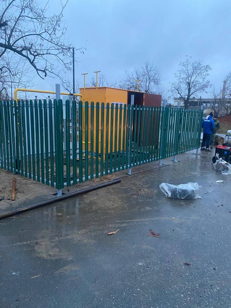 Забор из штакетника ЭКО-М 12м RAL6005 Зеленый Мох фото 1 в Полевском