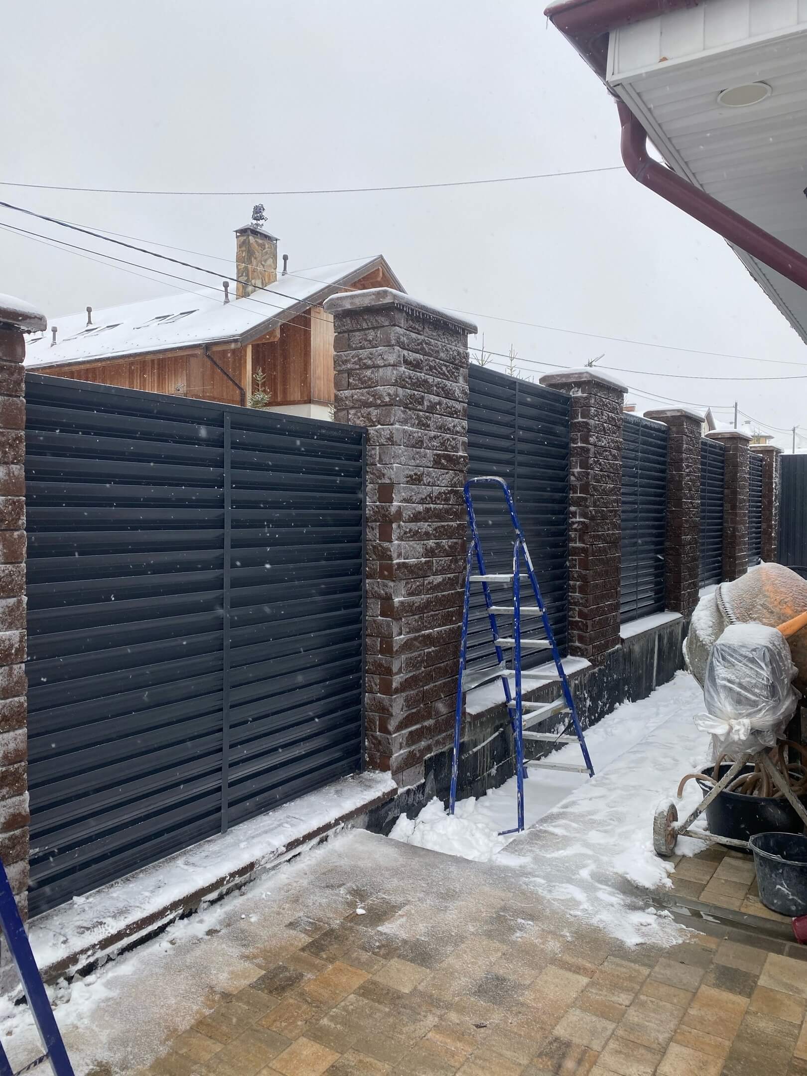 Забор-жалюзи из ламелей ЭКО-Z 44м RAL7024/7024 Серый Графит двусторонний фото 3 в Полевском