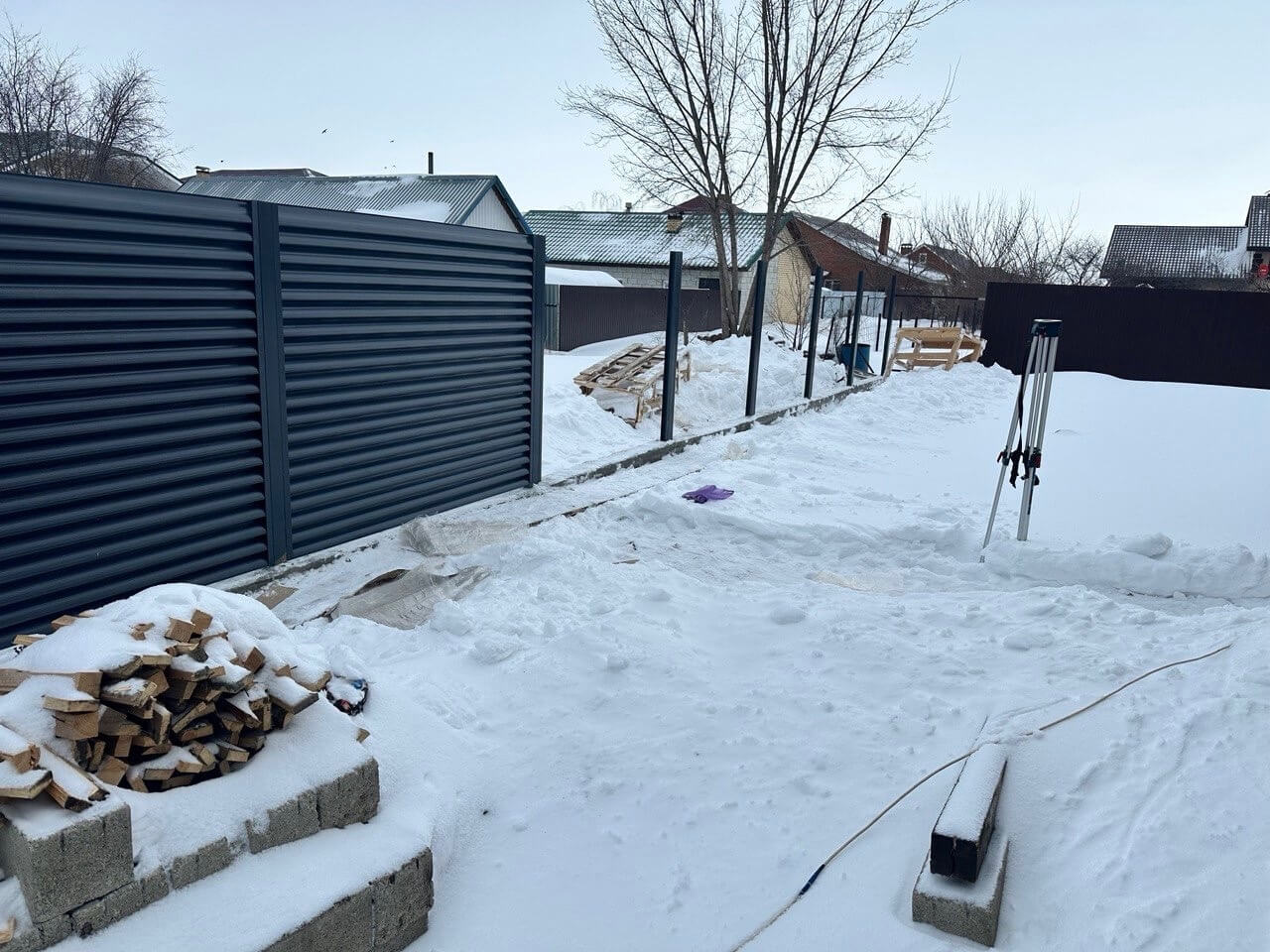 Забор-жалюзи из ламелей Еврожалюзи 32м RAL7024/7024 Серый Графит двусторонний фото 3 в Полевском