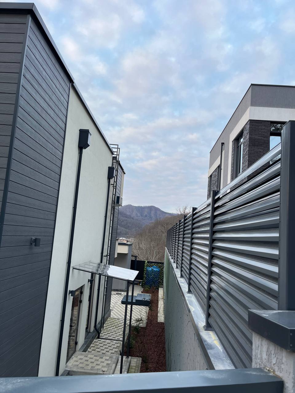 Забор-жалюзи из ламелей ЭКО-Z усиленных RAL7024/7024 Серый Графит двусторонний фото 16 в Полевском