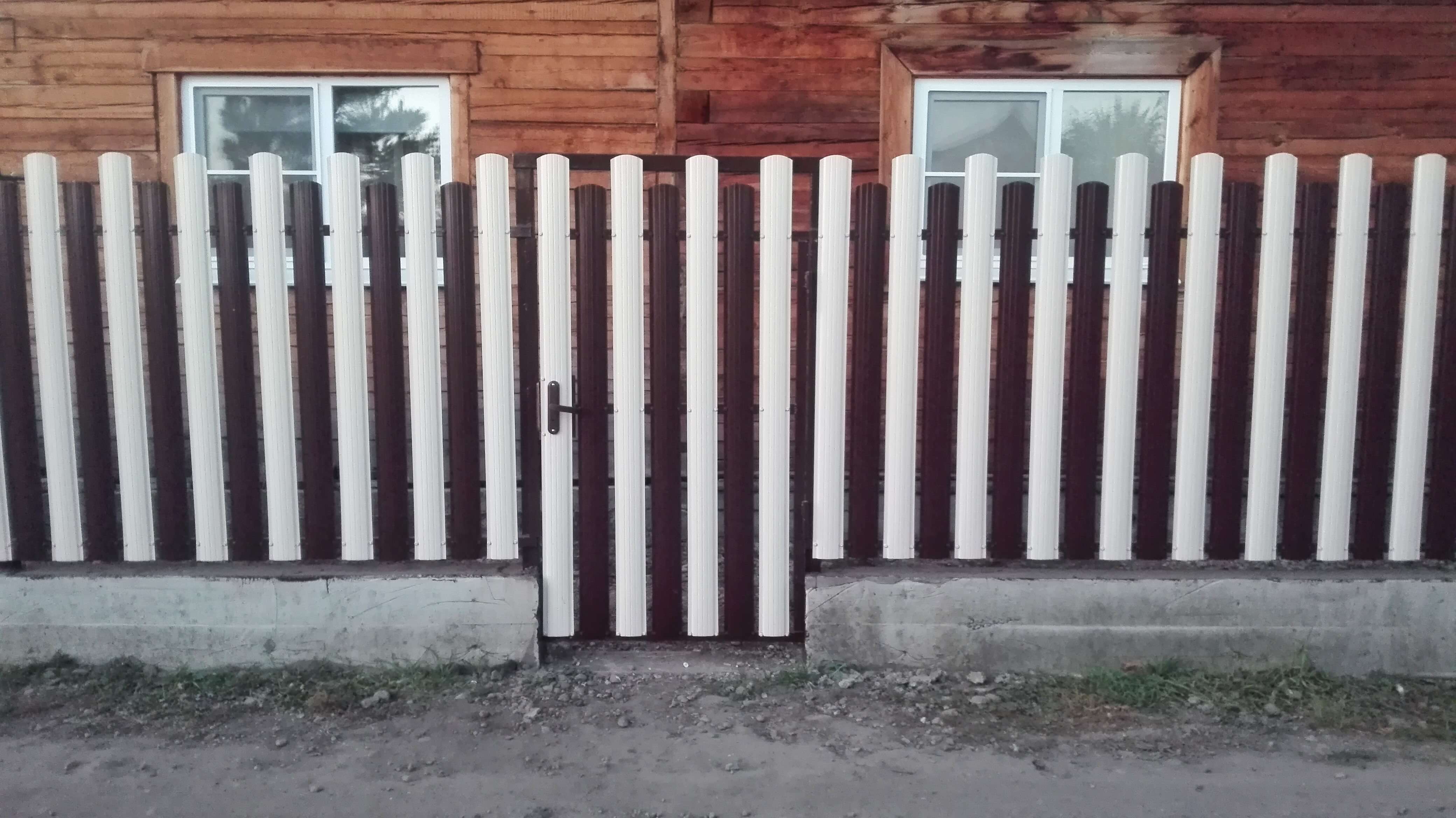 Двухцветный забор из евроштакетника 14м RAL8017 Шоколад + RAL9003 Белый в Полевском