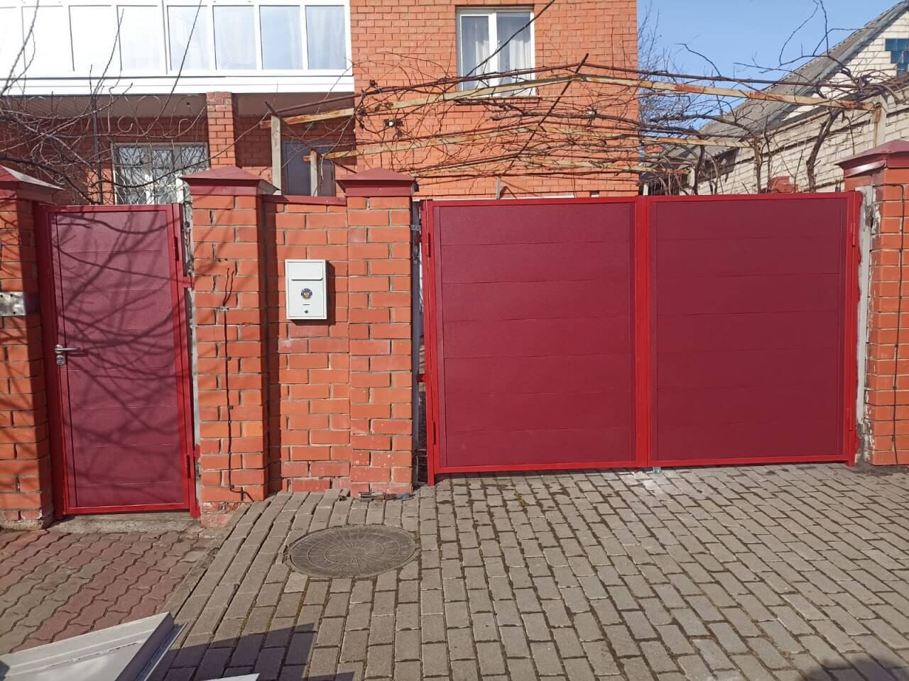 Ворота и калитка из металлопланкена 4м RAL3005 Красное Вино, Стальной Бархат в Полевском
