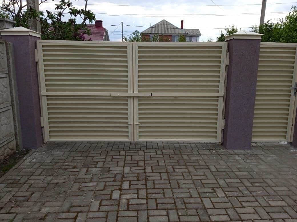 Забор-жалюзи с ламелями ЭКО-Z 10м RAL1015 Слоновая Кость фото 4 в Полевском