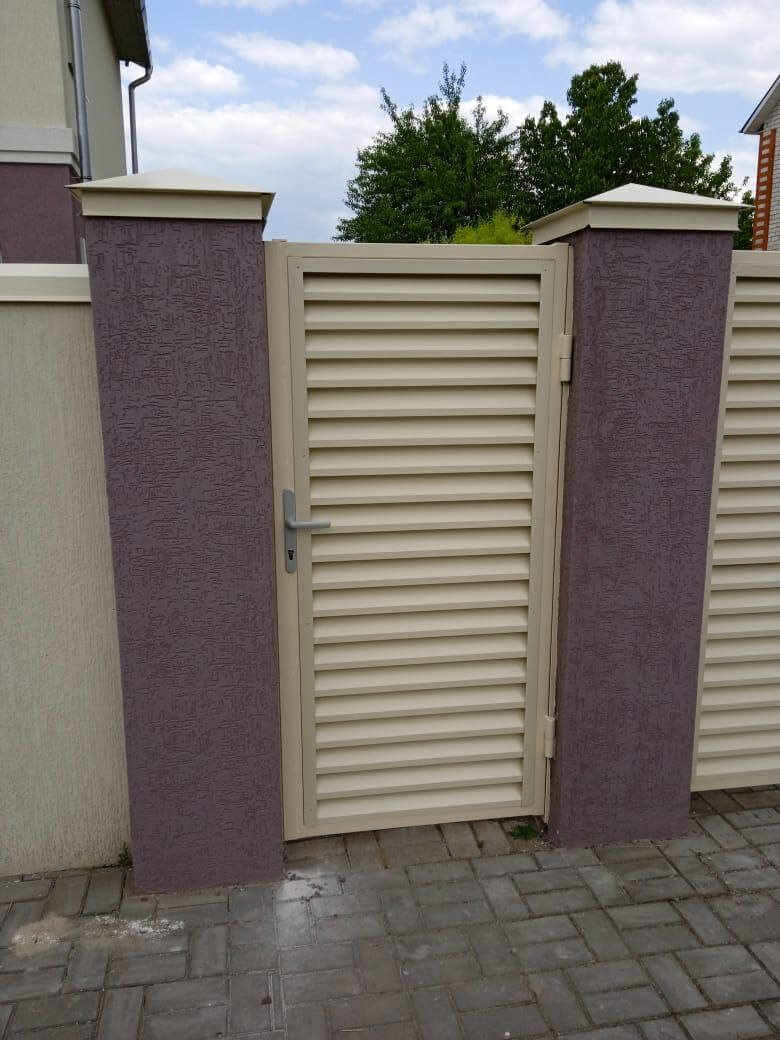 Забор-жалюзи с ламелями ЭКО-Z 10м RAL1015 Слоновая Кость фото 3 в Полевском