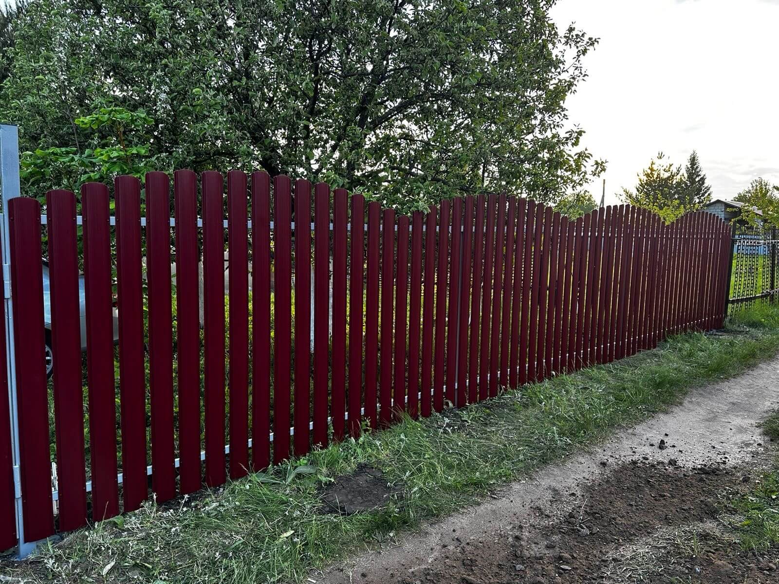 Забор из евроштакетника 28м RAL3005 Красное Вино фото 3 в Полевском