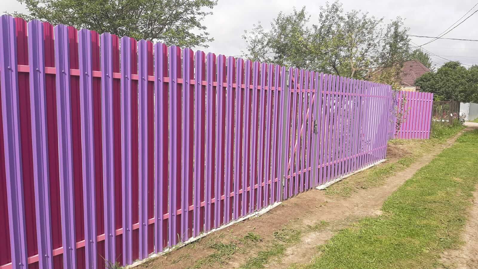 Двухцветный забор из евроштакетника 44м RAL4005 Сиреневый, RAL4006 Пурпурный фото 3 в Полевском