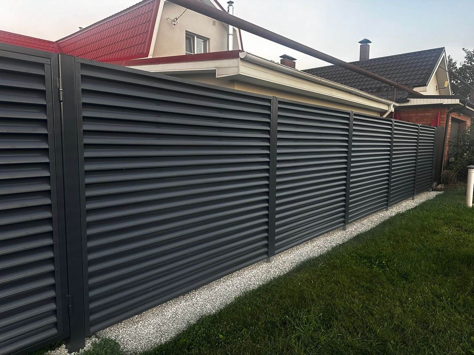 Забор из ламелей Еврожалюзи 26м RAL7024/7024 Серый Графит двусторонний фото 3 в Полевском