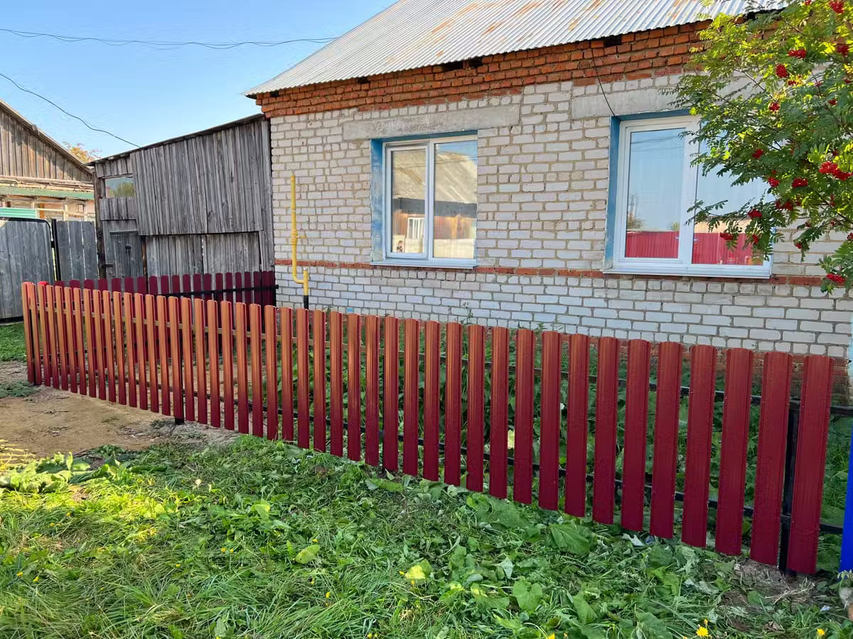 Забор из евроштакетника 9м RAL3005/3005 Красное Вино двусторонний в Полевском