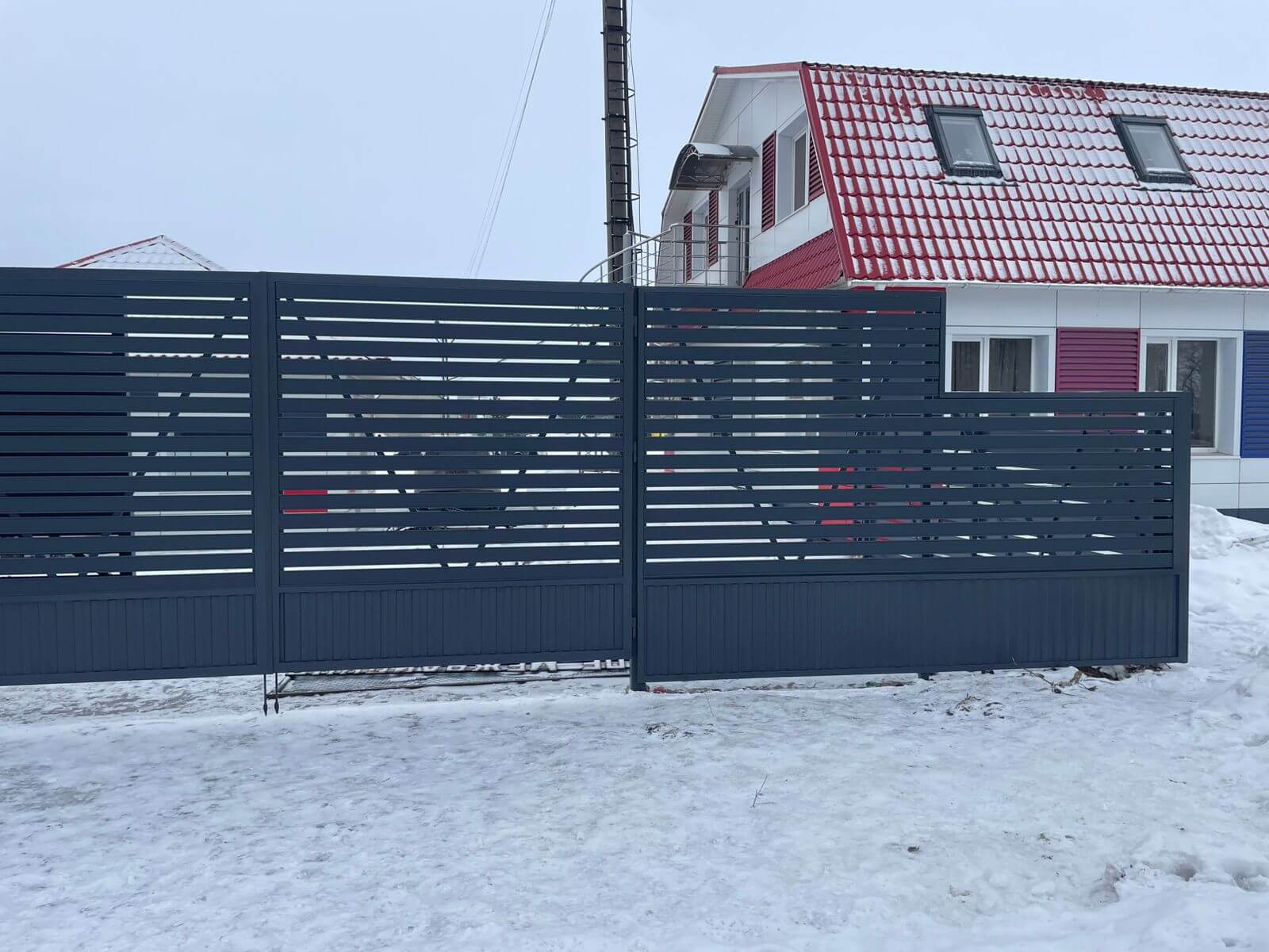 Забор-ранчо из металлического планкена 11м RAL7024 Серый Графит фото 1 в Полевском