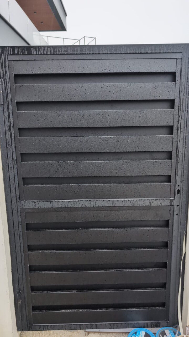 Откатные ворота с калиткой из металлопланкена RAL9005/9005 Черный двусторонний МАТТЕ фото 3 в Полевском