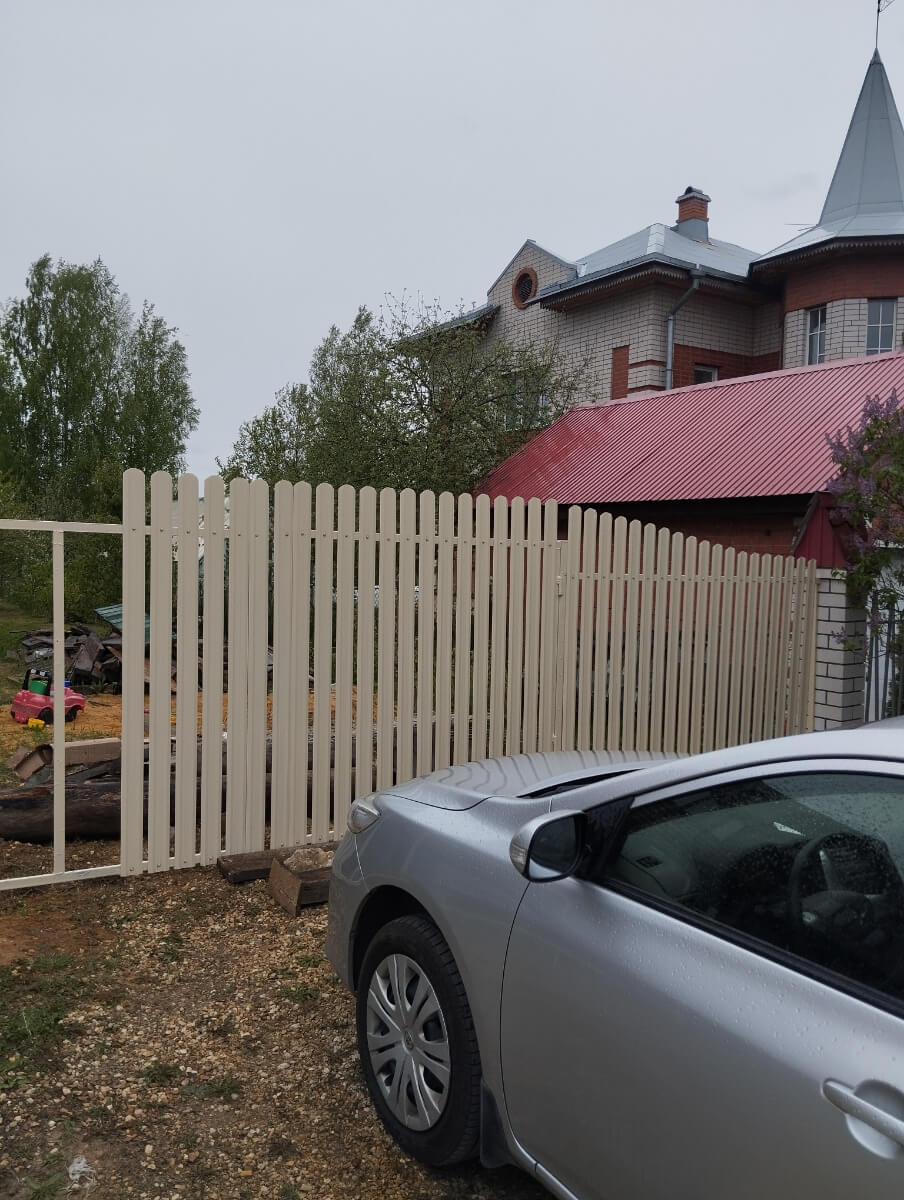Забор из евроштакетника 9м RAL1015/1015 Слоновая Кость двусторонний фото 1 в Полевском