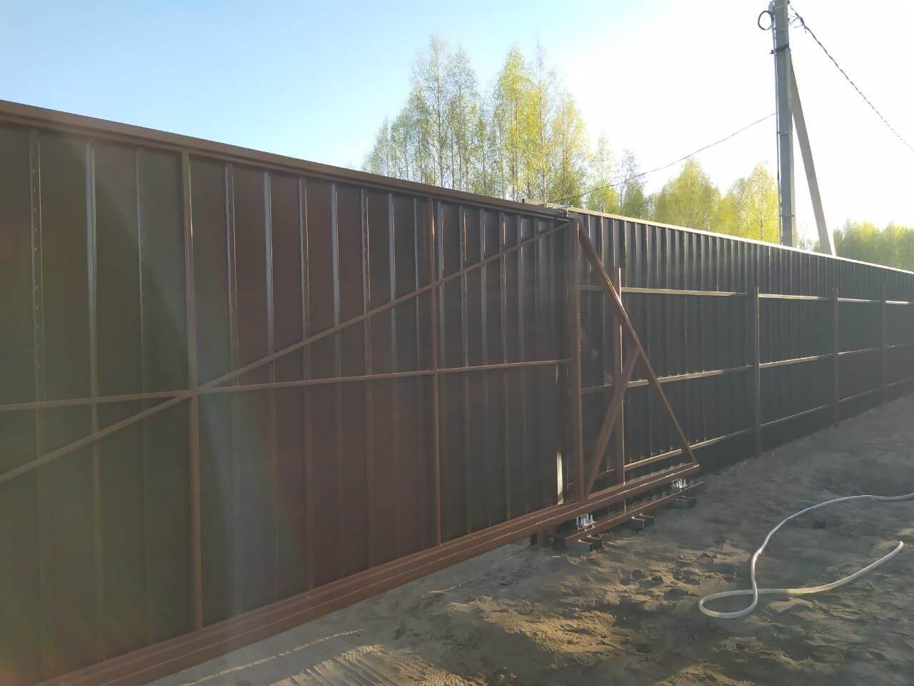 Забор из металлосайдинга ЕВРО-БРУС 25м Темный Каштан 3D Принтек фото 4 в Полевском
