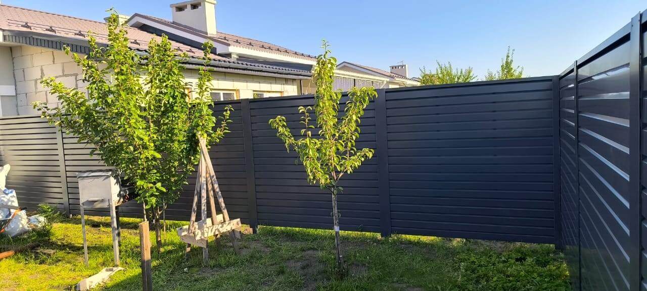 Забор-жалюзи из ламелей Хай-Тек 62м RAL7024/7024 Серый Графит двусторонний фото 4 в Полевском
