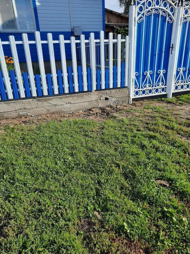 Забор из евроштакетника 14м RAL9003 Белый, RAL5005 Синий Сигнал фото 2 в Полевском
