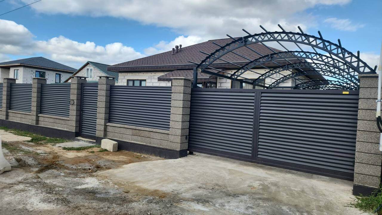 Забор-жалюзи из ламелей Реснички 27м RAL8019/8019 Темный Шоколад двусторонний МАТТЕ фото 2 в Полевском