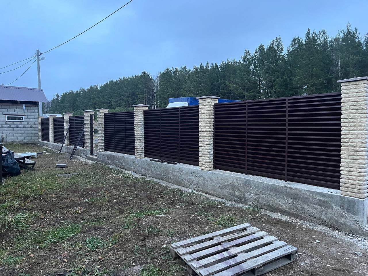 Забор-жалюзи из ламелей ЭКО-Z 18м RAL8017/8017 Шоколад двусторонний фото 3 в Полевском