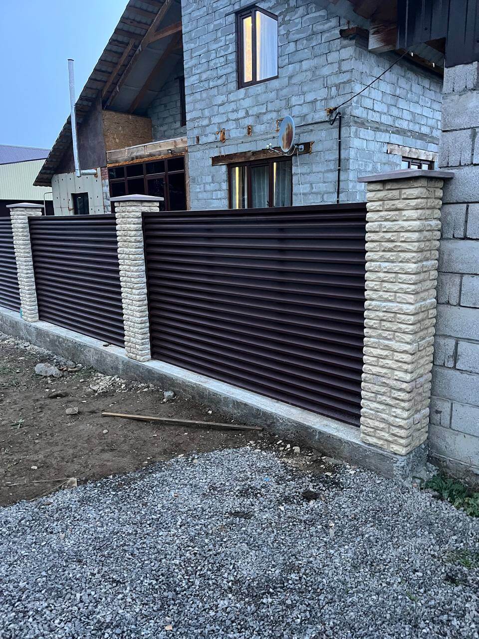 Забор-жалюзи из ламелей ЭКО-Z 18м RAL8017/8017 Шоколад двусторонний фото 2 в Полевском