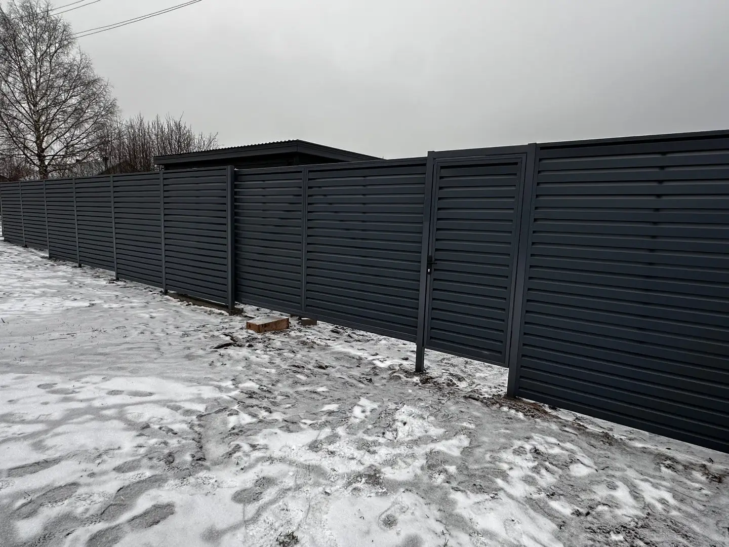 Забор-жалюзи из ламелей Хай-Тек 20м RAL7024/7024 Серый Графит двусторонний МАТТЕ фото 4 в Полевском